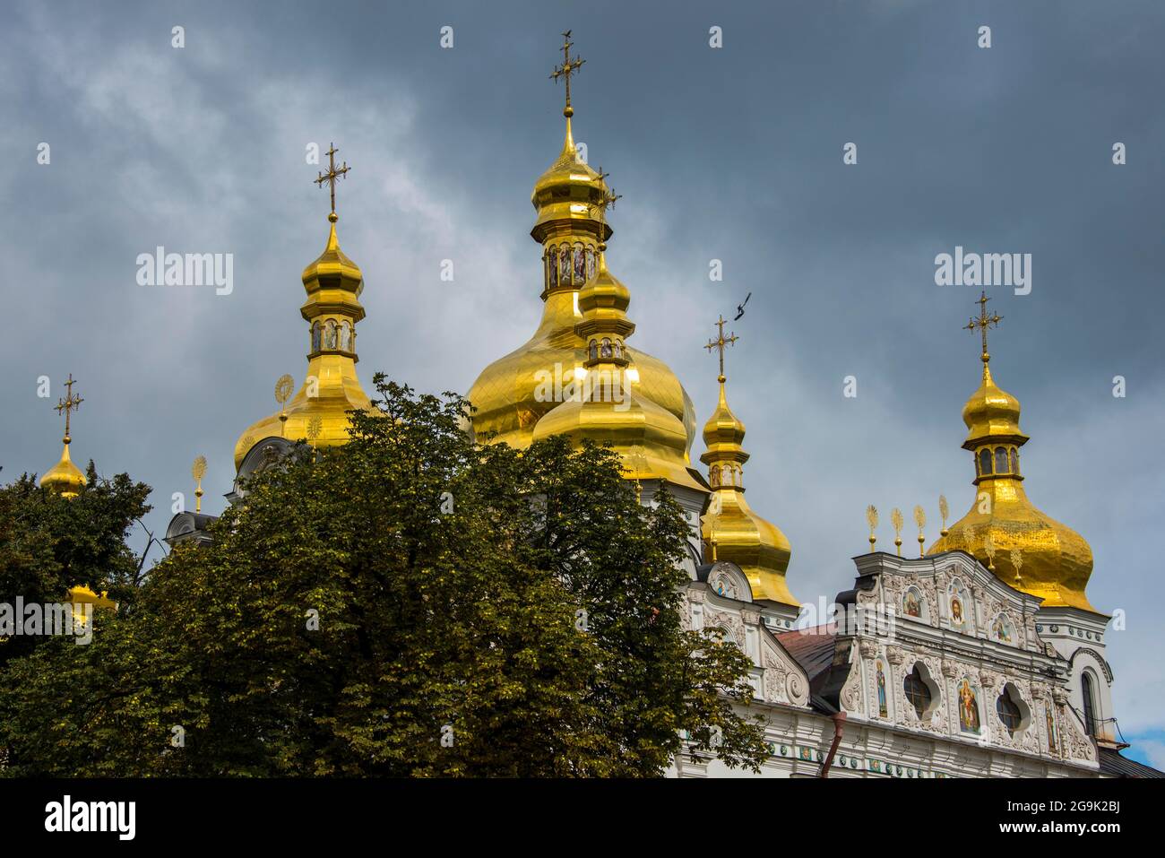 Die goldenen Kuppeln der Domition-Kathedrale im UNESCO-Weltkulturerbe sehen die Kievo-Pecherska Lavra, Kiew oder Kiew Hauptstadt der Ukraine Stockfoto