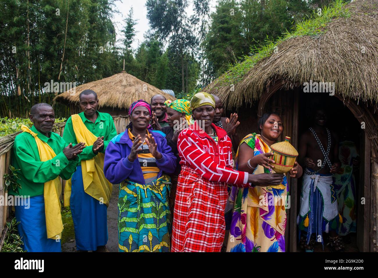 Zeremonie der ehemalige Wilderer im Virunga Nationalpark, Ruanda, Afrika Stockfoto
