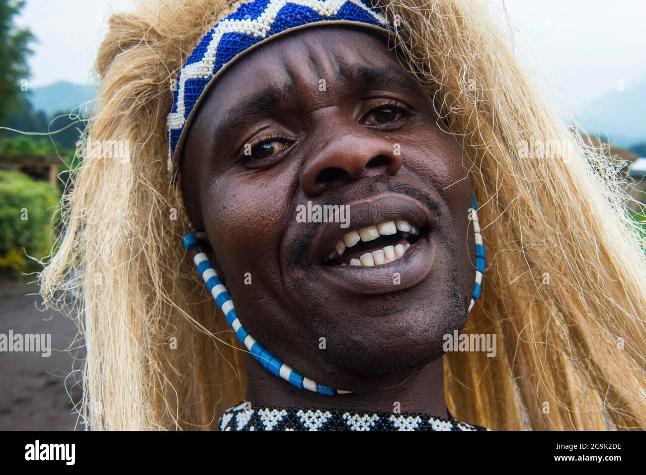 Freundlicher Mann bei einer Zeremonie ehemaliger Wilderer im Viruna-Nationalpark, Ruanda, Afrika Stockfoto