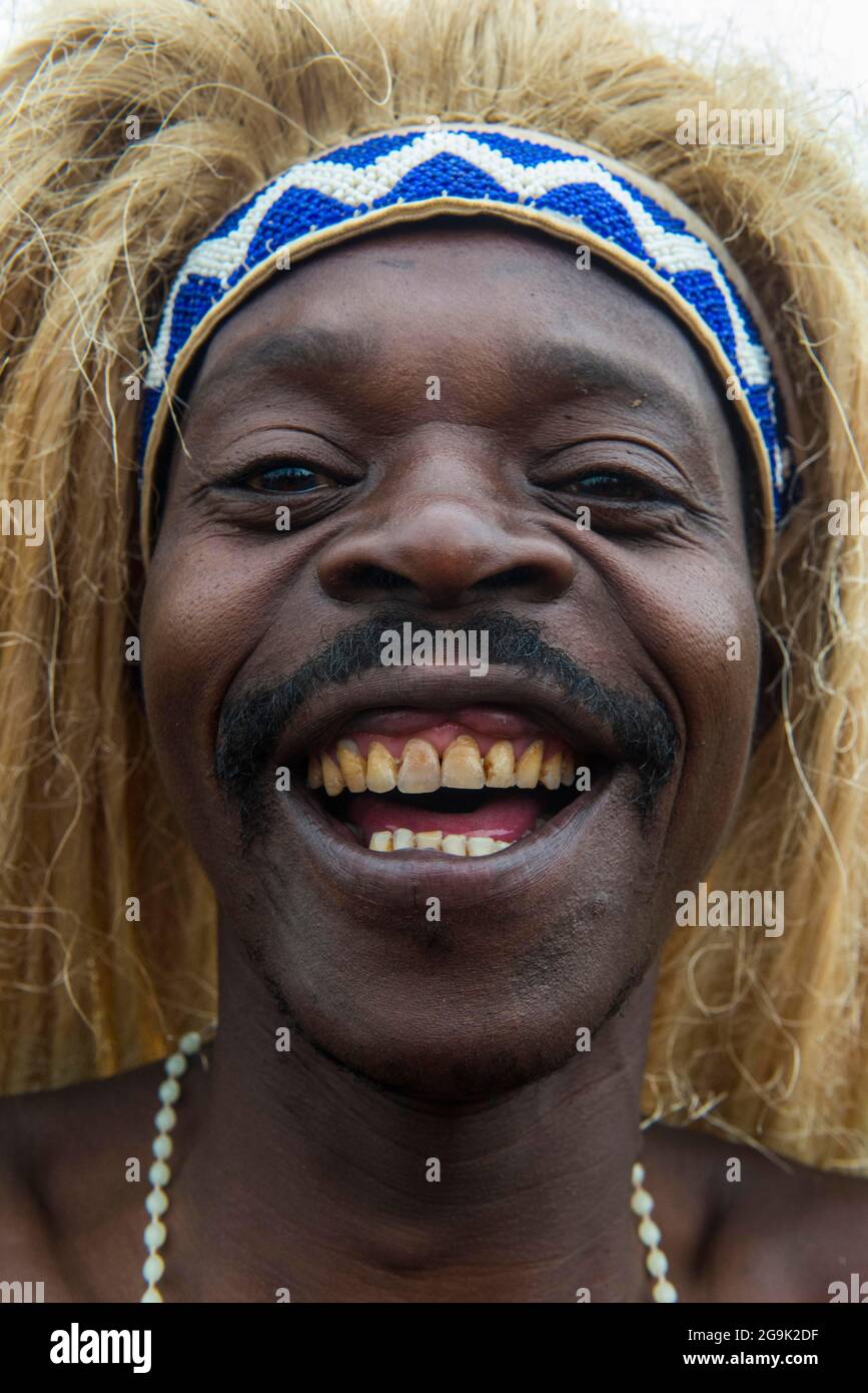 Freundlicher Mann bei einer Zeremonie ehemaliger Wilderer im Viruna-Nationalpark, Ruanda, Afrika Stockfoto