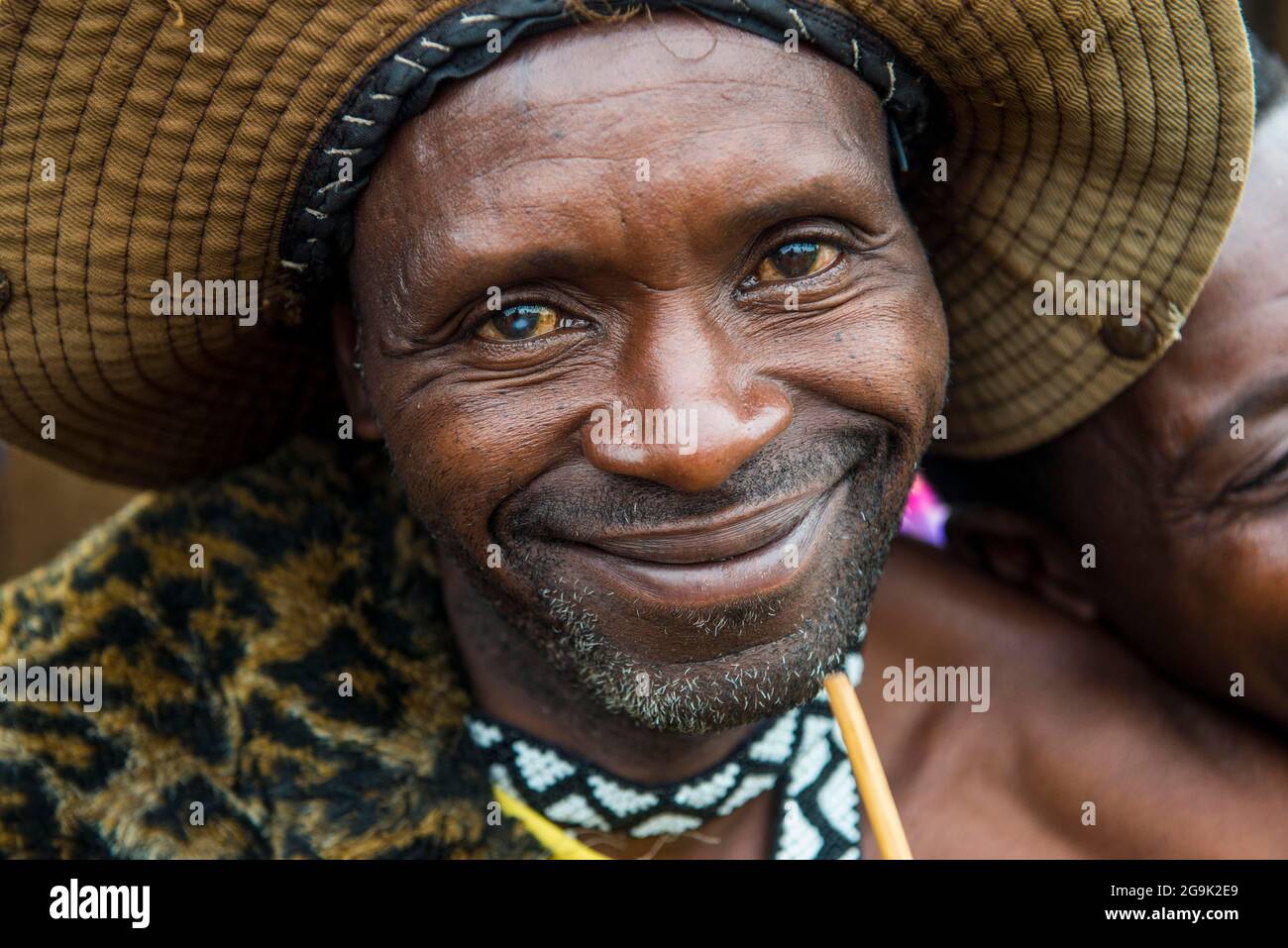 Freundlicher Mann bei einer Zeremonie ehemaliger Wilderer im Viruna-Nationalpark, Ruanda, Afrika Stockfoto