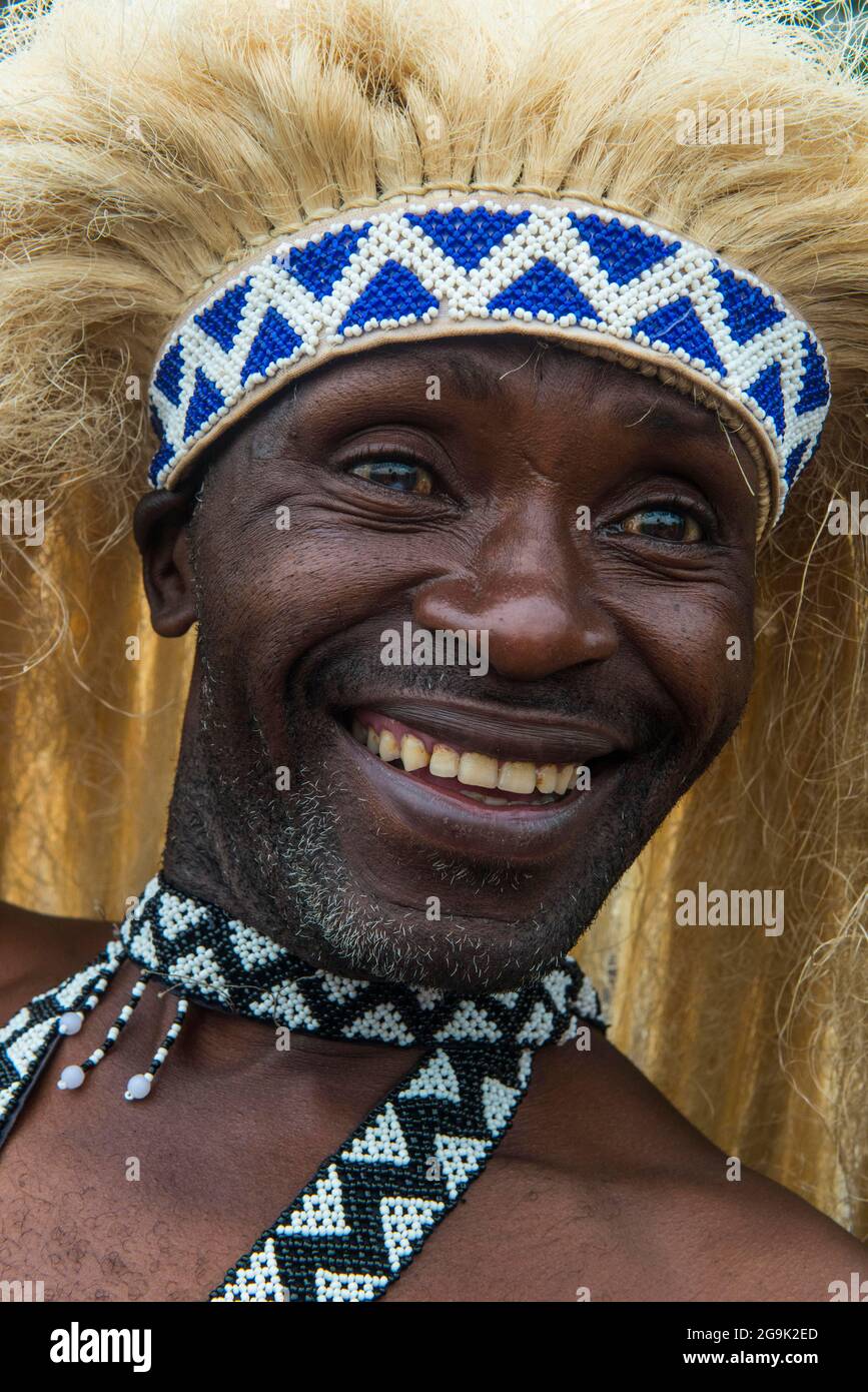 Freundlicher Mann bei einer Zeremonie ehemaliger Wilderer im Viruna-Nationalpark, Ruanda, Afrika Stockfoto