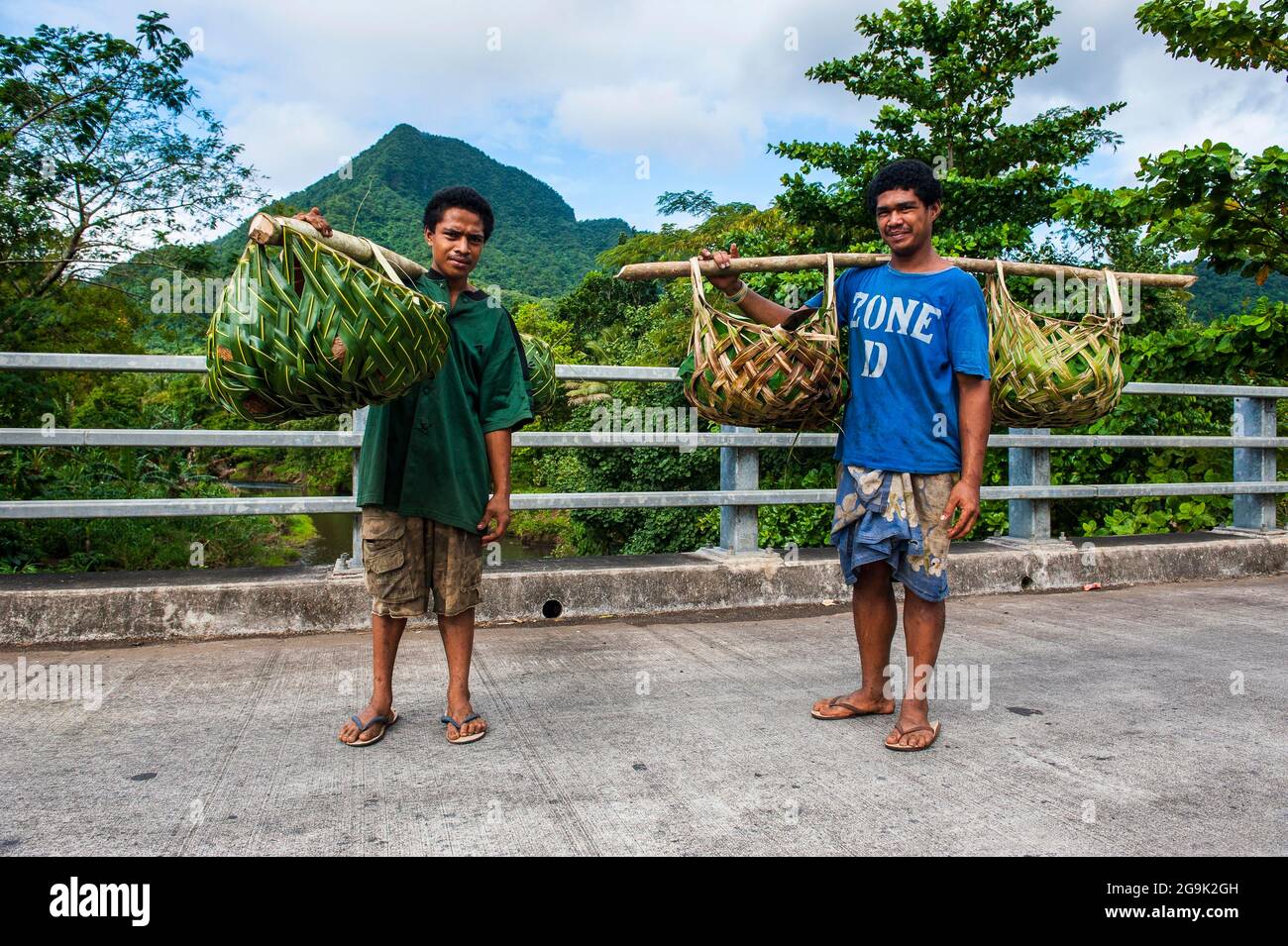 Lokale Bauern bringen ihre Waren in Palmkörben nach Hause, Upolo, Samoa, Südpazifik Stockfoto