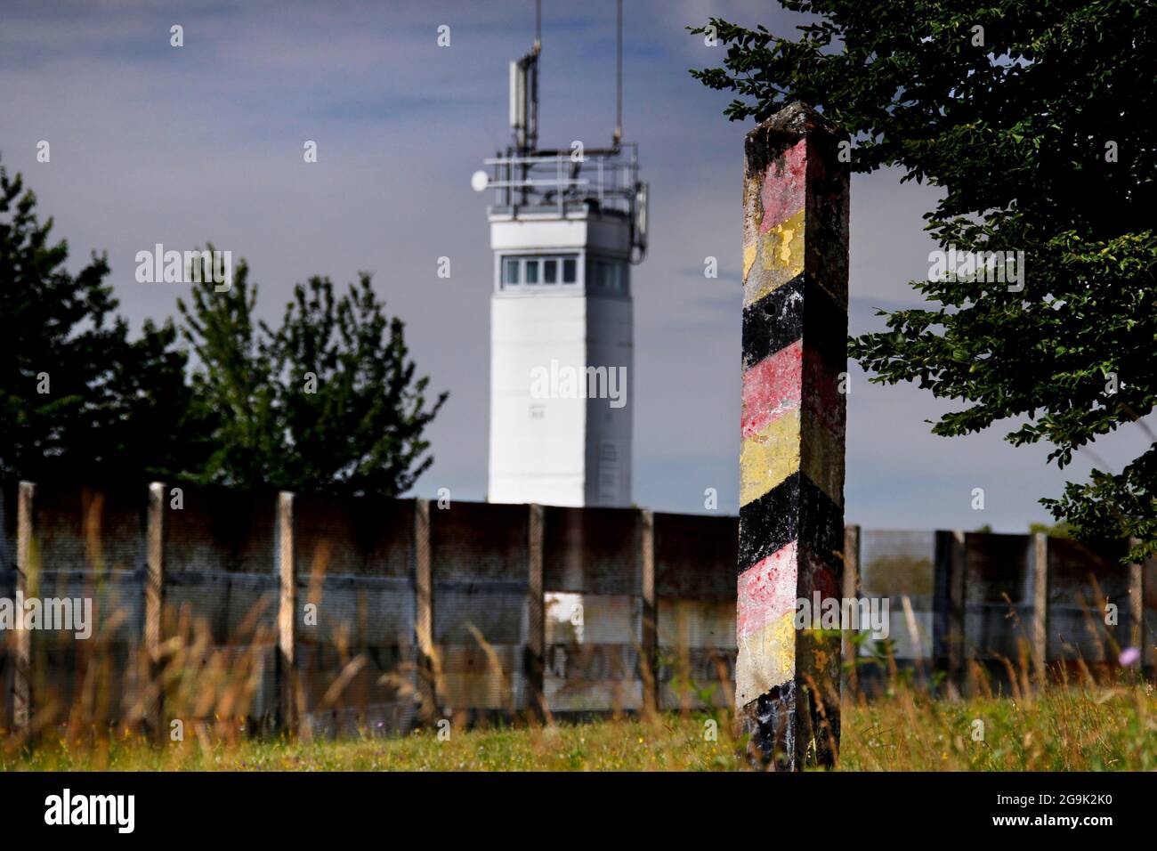 Blick von Ponit Alpha auf die ehemalige deutsch-deutsche Grenze, Grenzbarriere mit Beobachtungsturm der DDR-Grenztruppen, Grenzwächter, Führer Stockfoto