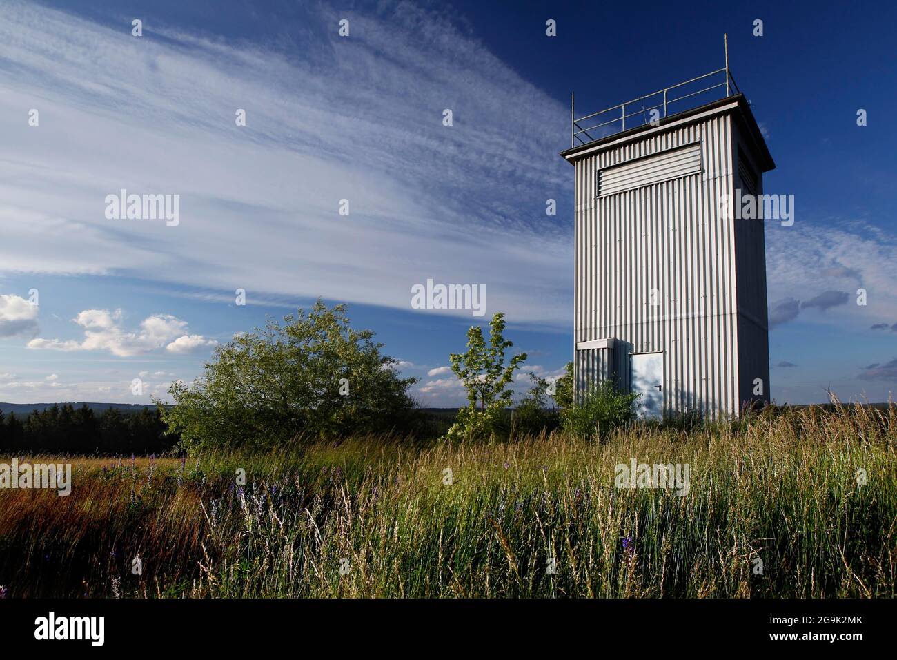 Kolonnenweg, Wanderweg durch Wiesen und Felder, Lochplattenweg, Aussichtsturm der DDR-Grenztruppen, Grenzwachturm, Gruenes Band Stockfoto