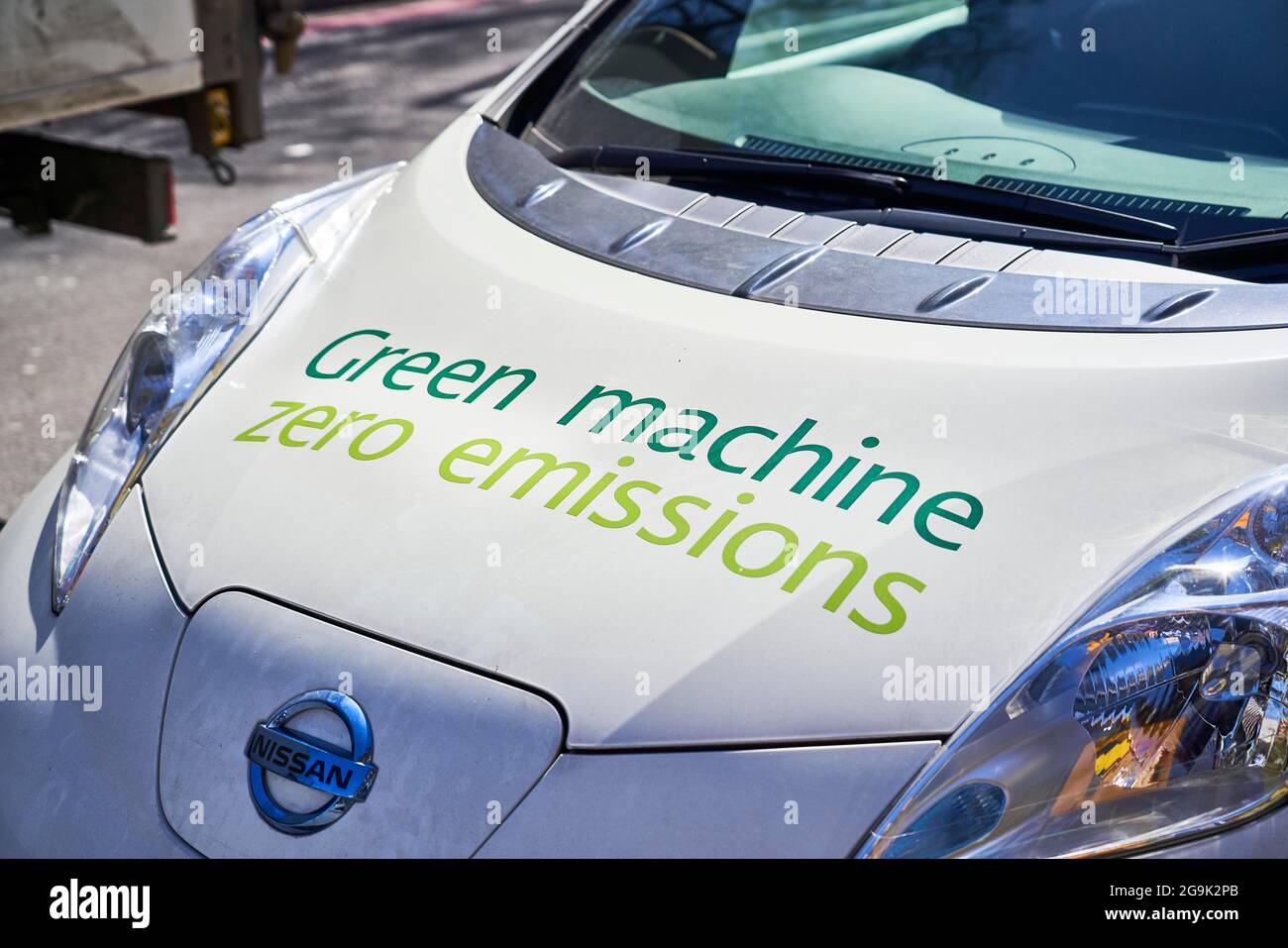 Elektroauto mit Schriftzug, Green Machine, London, England, Großbritannien Stockfoto