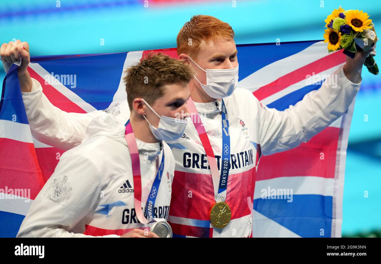 Der britische Tom Dean (rechts) mit seiner Goldmedaille feiert am vierten Tag der Olympischen Spiele in Tokio 2020 in Japan, nachdem er die 200-m-Freistil der Männer sowie den zweitplatzierten Silbermedaillengewinnerin Duncan Scott im Tokyo Aquatics Center gewonnen hat. Bilddatum: Dienstag, 27. Juli 2021. Stockfoto