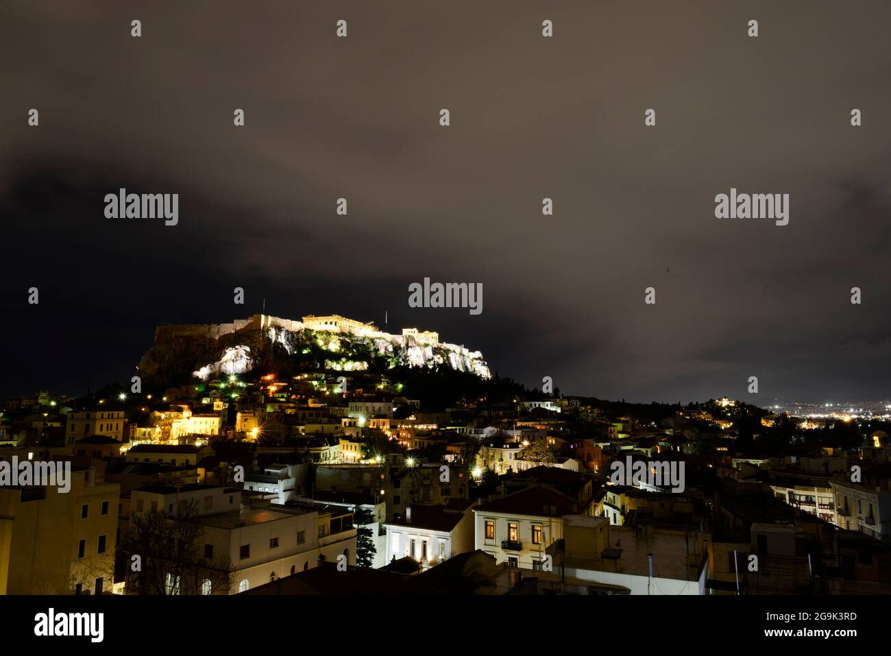 Die Akropolis und die Altstadt ( Plaka ) von Athen bei Nacht. Stockfoto