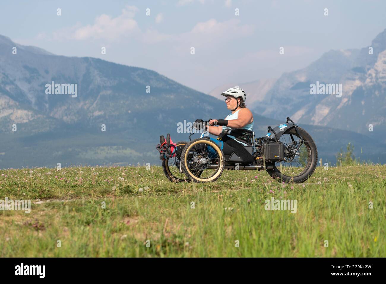 Teilnehmer an adaptiven Sportarten, die mit einem Bowhead Reach-Fahrrad für adaptive Mobilität arbeiten, Canmore Nordic Centre, Canmore, Alberta, Kanada. Stockfoto
