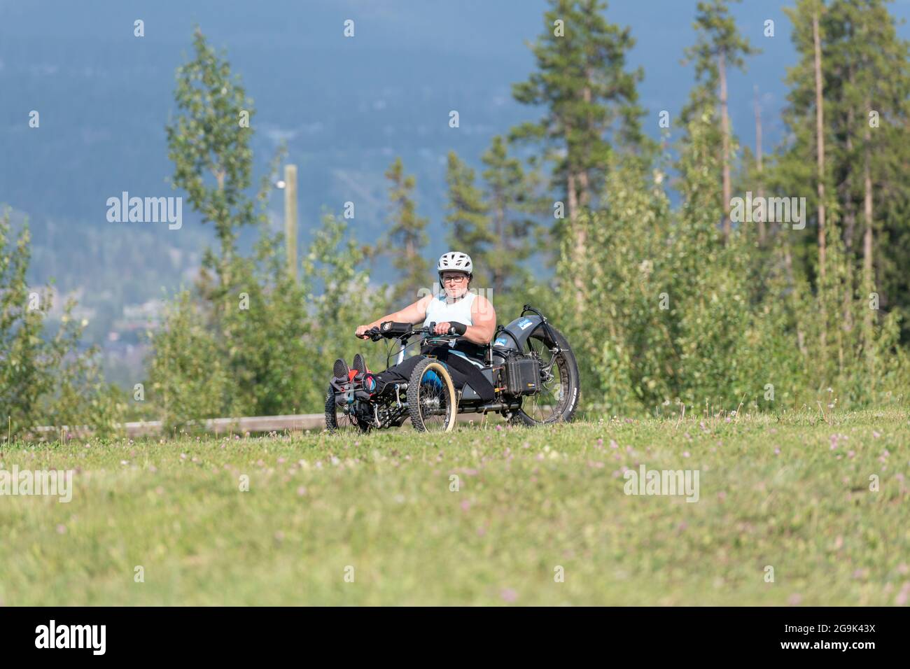 Teilnehmer an adaptiven Sportarten, die mit einem Bowhead Reach-Fahrrad für adaptive Mobilität arbeiten, Canmore Nordic Centre, Canmore, Alberta, Kanada. Stockfoto