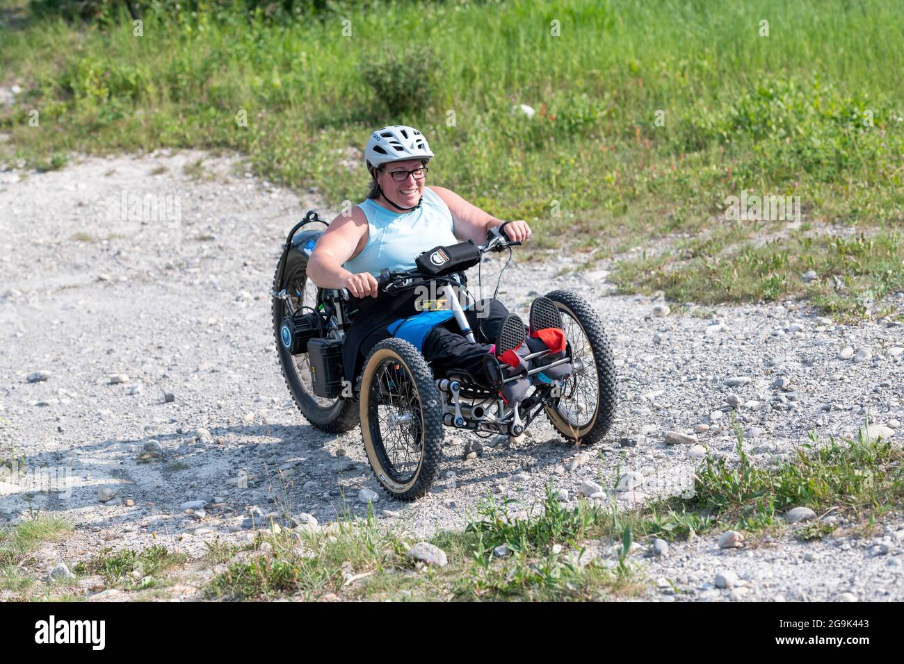 Teilnehmer an adaptiven Sportarten, die mit einem Bowhead Reach-Fahrrad für adaptive Mobilität arbeiten, Canmore Nordic Centre, Canmore, Alberta, Kanada. Stockfoto