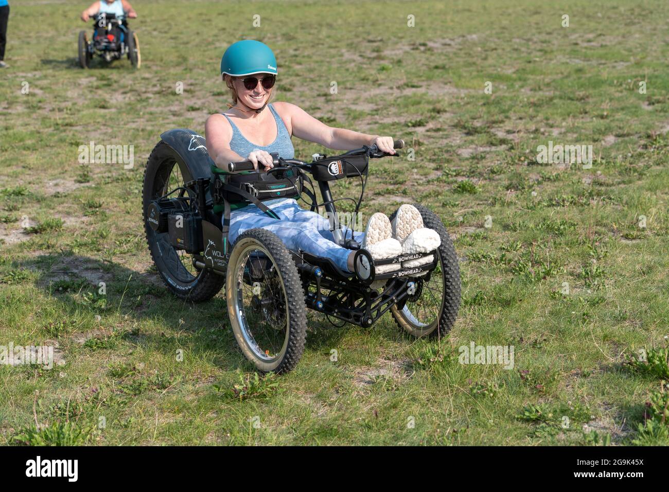 Teilnehmer an adaptiven Sportarten, die mit einem Bowhead Reach-Fahrrad für adaptive Mobilität arbeiten, Canmore Nordic Centre, Canmore, Alberta, Kanada. Stockfoto