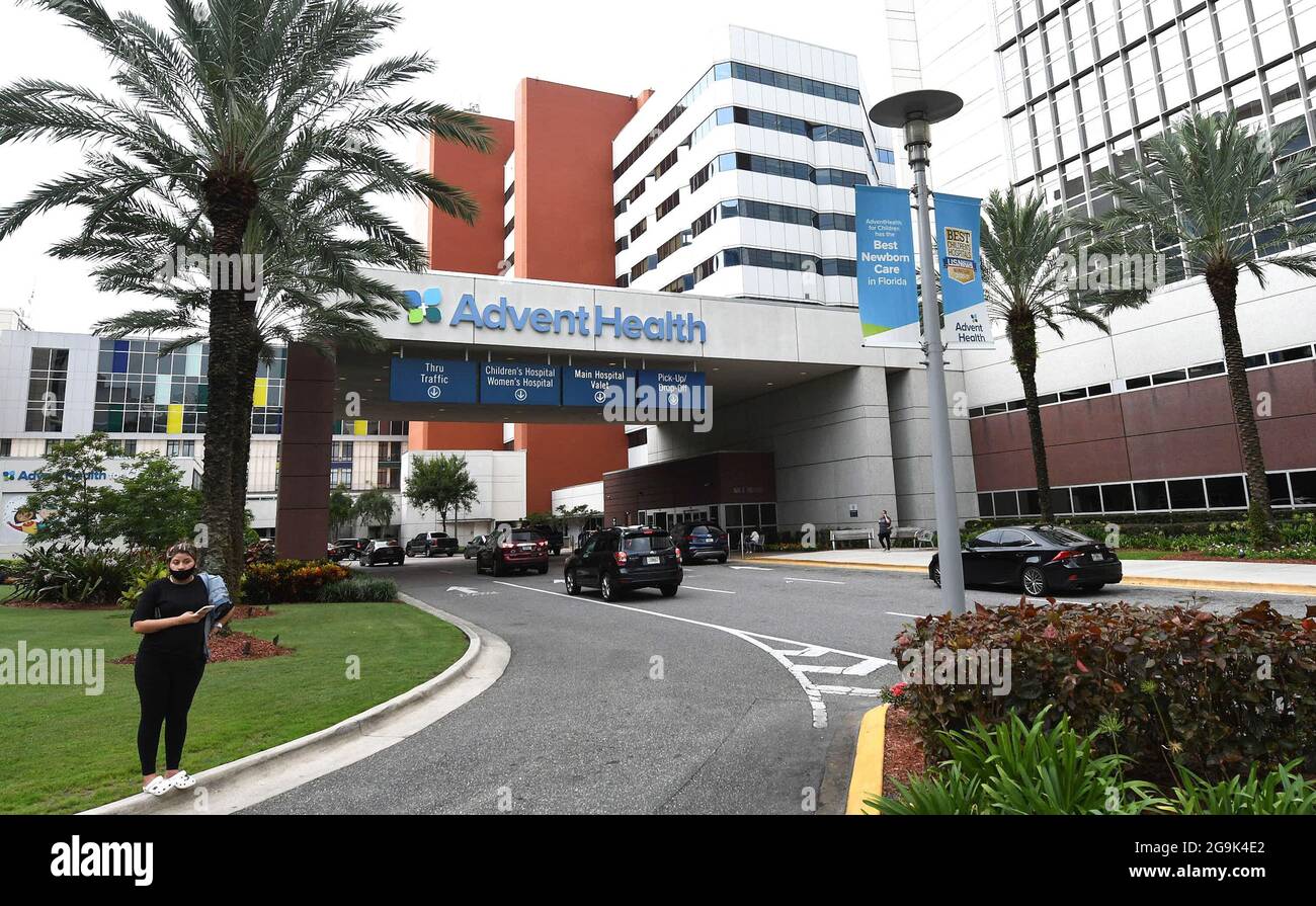 Orlando, Usa. Juli 2021. Das AdventHealth-Krankenhaus in Orlando wird an dem Tag gesehen, an dem die Krankenhausbeamten berichteten, dass sie mit einer vollen Intensivstation auf einen roten Wert angehoben wurden und dass mehr als 900 Patienten mit COVID-19 in Zentral-Florida hospitalisiert wurden. Die stationäre Gesamtsumme des Krankenhaussystems wurde auf den Stand vom Januar angehoben, da die Delta-Variante nicht geimpfte Menschen infiziert. Kredit: SOPA Images Limited/Alamy Live Nachrichten Stockfoto