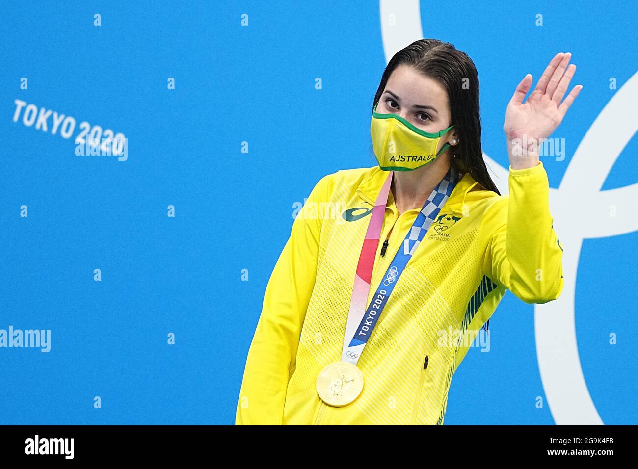 Tokio, Japan. Juli 2021. Schwimmen: Olympische Spiele, Frauen, 100 m Rückschlag, Finale im Tokyo Aquatics Center. Kaylee Rochelle McKeown aus Australien jubelt bei der Preisverleihung mit einer Goldmedaille. Quelle: Michael Kappeler/dpa/Alamy Live News Stockfoto