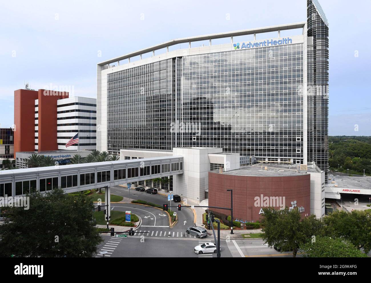 Orlando, Usa. Juli 2021. Das AdventHealth-Krankenhaus in Orlando wird an dem Tag gesehen, an dem die Krankenhausbeamten berichteten, dass sie mit einer vollen Intensivstation auf einen roten Wert angehoben wurden und dass mehr als 900 Patienten mit COVID-19 in Zentral-Florida hospitalisiert wurden. Die stationäre Gesamtsumme des Krankenhaussystems wurde auf den Stand vom Januar angehoben, da die Delta-Variante nicht geimpfte Menschen infiziert. Kredit: SOPA Images Limited/Alamy Live Nachrichten Stockfoto