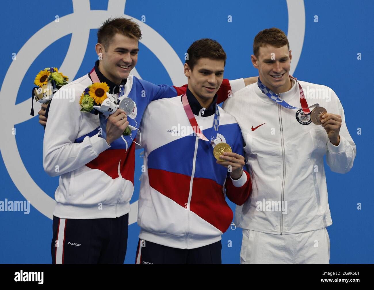 Tokio, Japan. Juli 2021. Die Silbermedaille des russischen Olympischen Komitees Kliment Kolesnikov (L) 52.00 und Evgeny Rylov (C) Goldmedaille für den europäischen Rekord 51.98 und die USA Ryan Murphy (R) Bronzemedaille 52.19 stehen am Dienstag, dem 27. Juli 2021, auf dem Siegerpodest für den 100-m-Rückschlag der Männer im Tokyo Aquatics Center in Tokio, Japan. Foto von Tasos Katopodis/UPI Credit: UPI/Alamy Live News Stockfoto