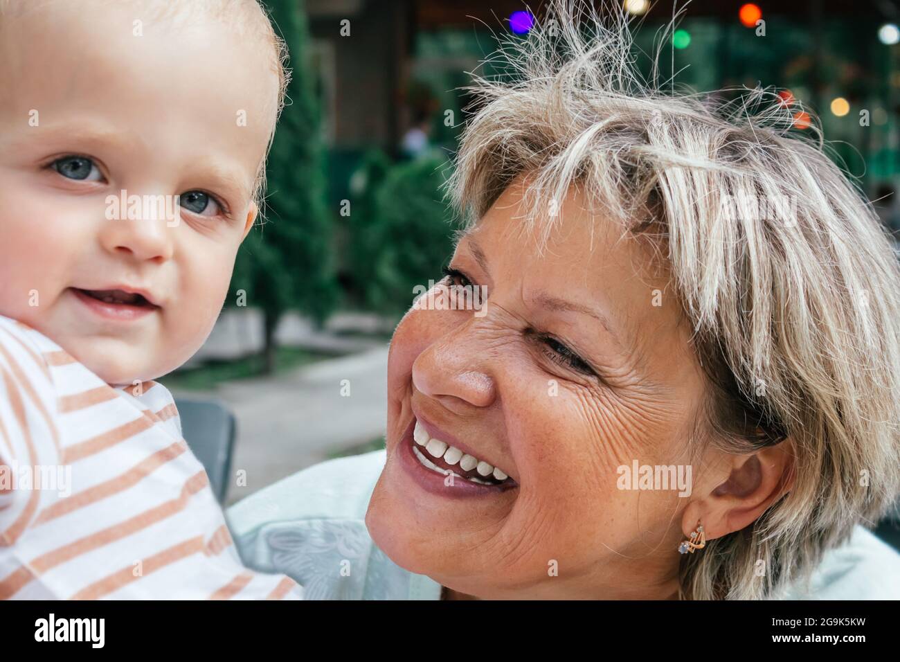Oma lacht und macht Selfies mit Enkel. Stockfoto