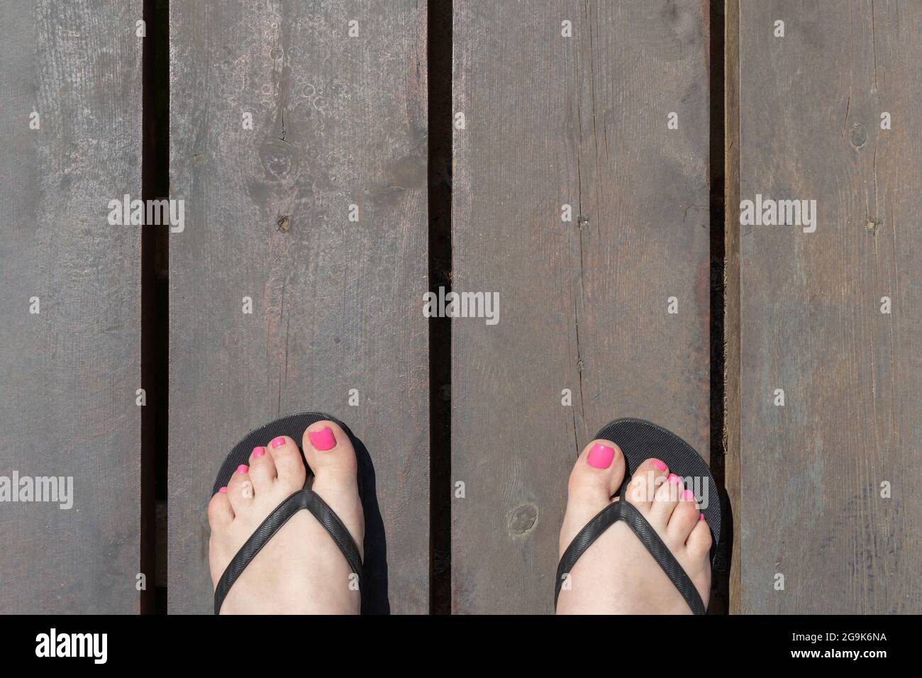 Füße flip flops Fotos und Bildmaterial in hoher Auflösung Seite 4 Alamy