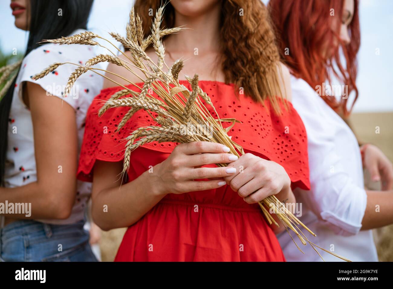 Mädchen halten Weizenohren in den Händen, Stockfoto