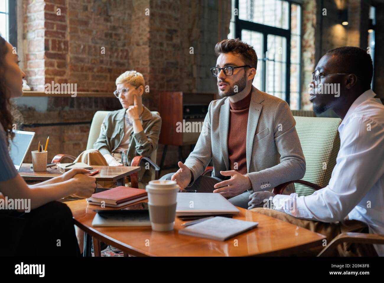 Mehrere Manager beraten sich bei der Besprechung über neue Geschäftsprojekt Stockfoto