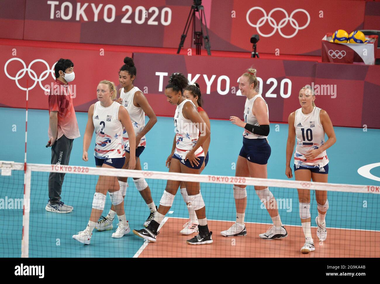 Tokio, Japan. Juli 2021. US-Teammitglieder verlassen das Spielfeld, nachdem sie China in zwei Sätzen besiegt haben, 29-27 und 25-22 im Volleyball-Wettbewerb der Frauen gegen China bei den Olympischen Spielen 2020 in Tokio, Dienstag, den 27. Juli 2021, in Tokio, Japan. Foto von Mike Theiler/UPI Credit: UPI/Alamy Live News Stockfoto