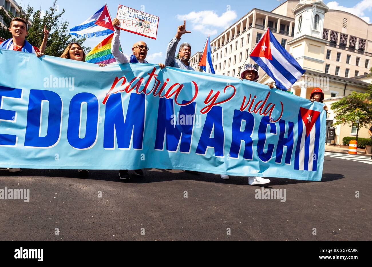 Washington, DC, USA, 26. Juli 2021. Im Bild: Demonstranten tragen das Bleibanner des kubanischen Freiheitsmarsches auf den Lafayette-Platz. Hunderte von kubanischen Amerikanern aus allen Teilen der Vereinigten Staaten kamen zum marsch nach Washington und forderten, dass die Regierung Biden eingreift, um Präsident Miguel Diaz-Canel zu entfernen und Kuba die Freiheit zurückzugeben. Der marsch fand am Día de la Revolución statt, dem Jahrestag der Revolution von 1959, die Fidel Castro an die Macht brachte. Kredit: Allison Bailey / Alamy Live Nachrichten Stockfoto