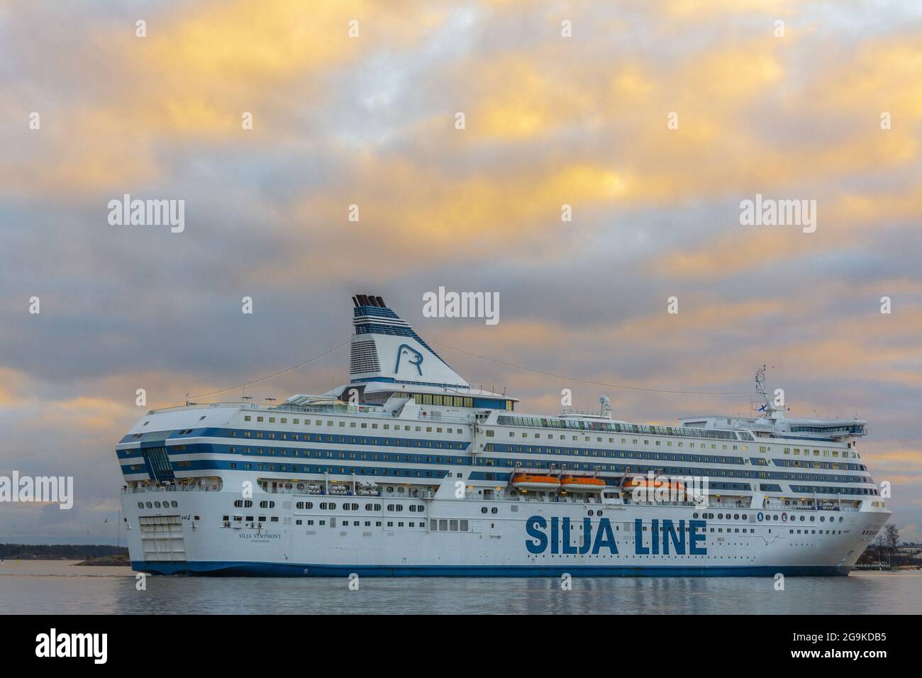 Die Silja Line Fähre Silja Symphony verlässt den olympischen Hafen in Helsinki Finnland Stockfoto