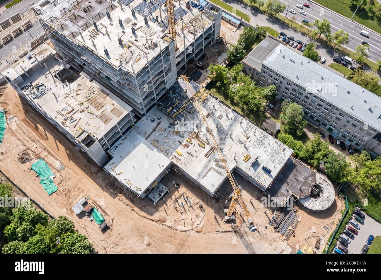 Betonhochhaus-Baustelle mit Turmkran. Luftaufnahme an sonnigen Tagen. Stockfoto