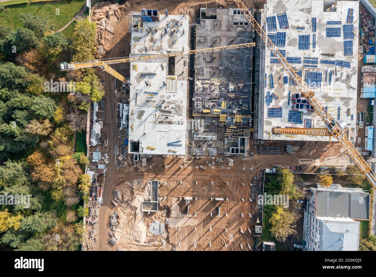 Luftaufnahme von oben auf der Baustelle mit Baumaschinen und Arbeitskränen Stockfoto