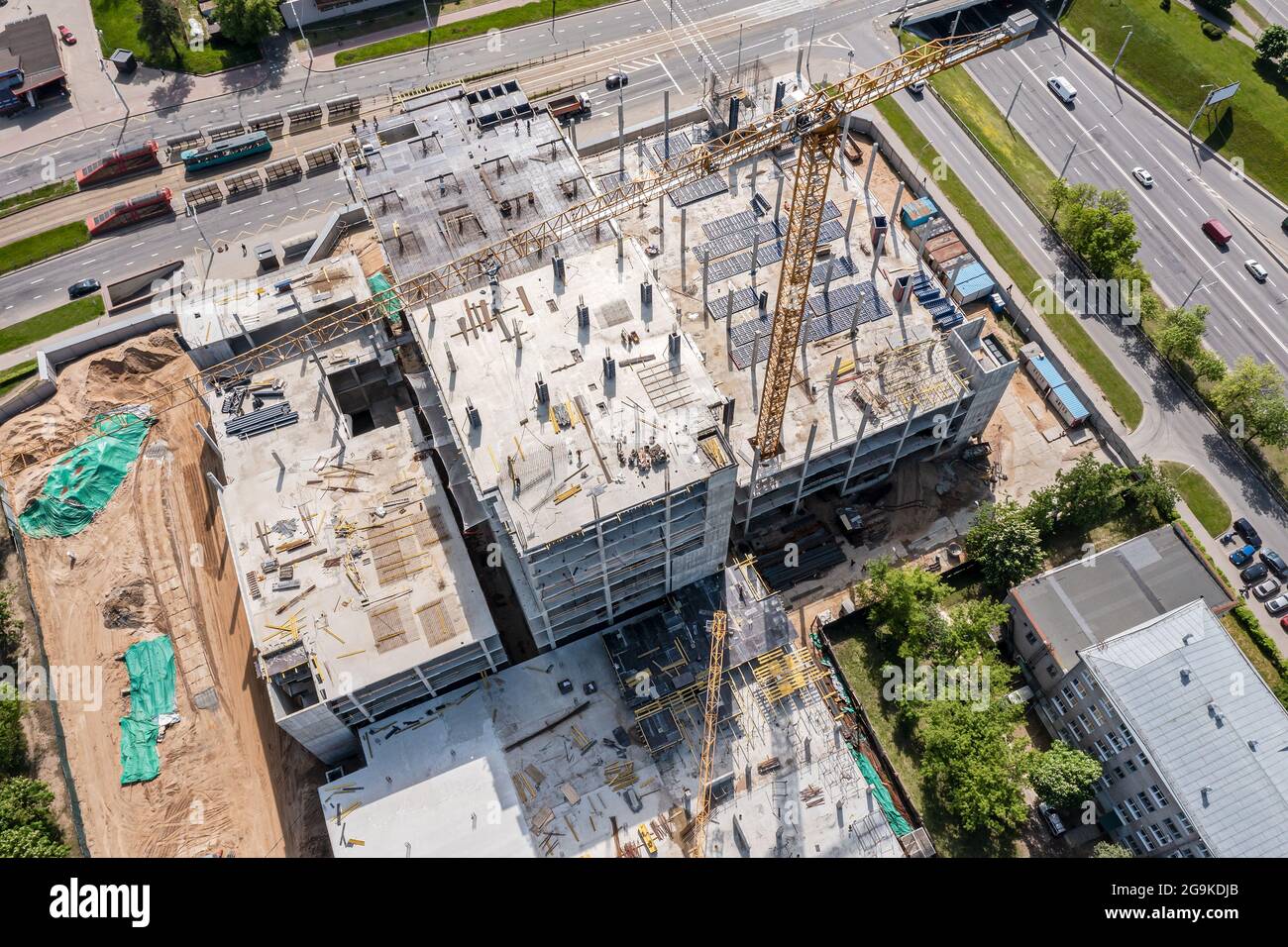 Turmkran in der Nähe des Gebäudes im Bau. Städtische Baustelle Hintergrund. Luftaufnahme. Stockfoto