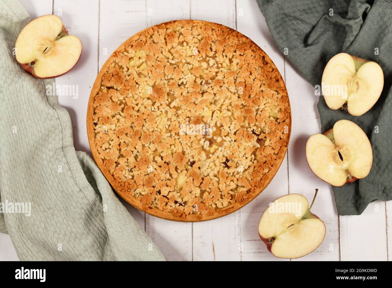 Traditioneller europäischer Apfelkuchen mit Topping Crumbles namens „Streusel“ Stockfoto