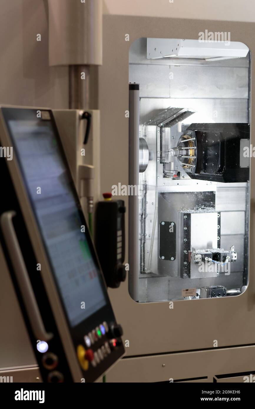 Hochpräzises Drehfräser-CNC-Bearbeitungszentrum. Selektiver Fokus. Stockfoto