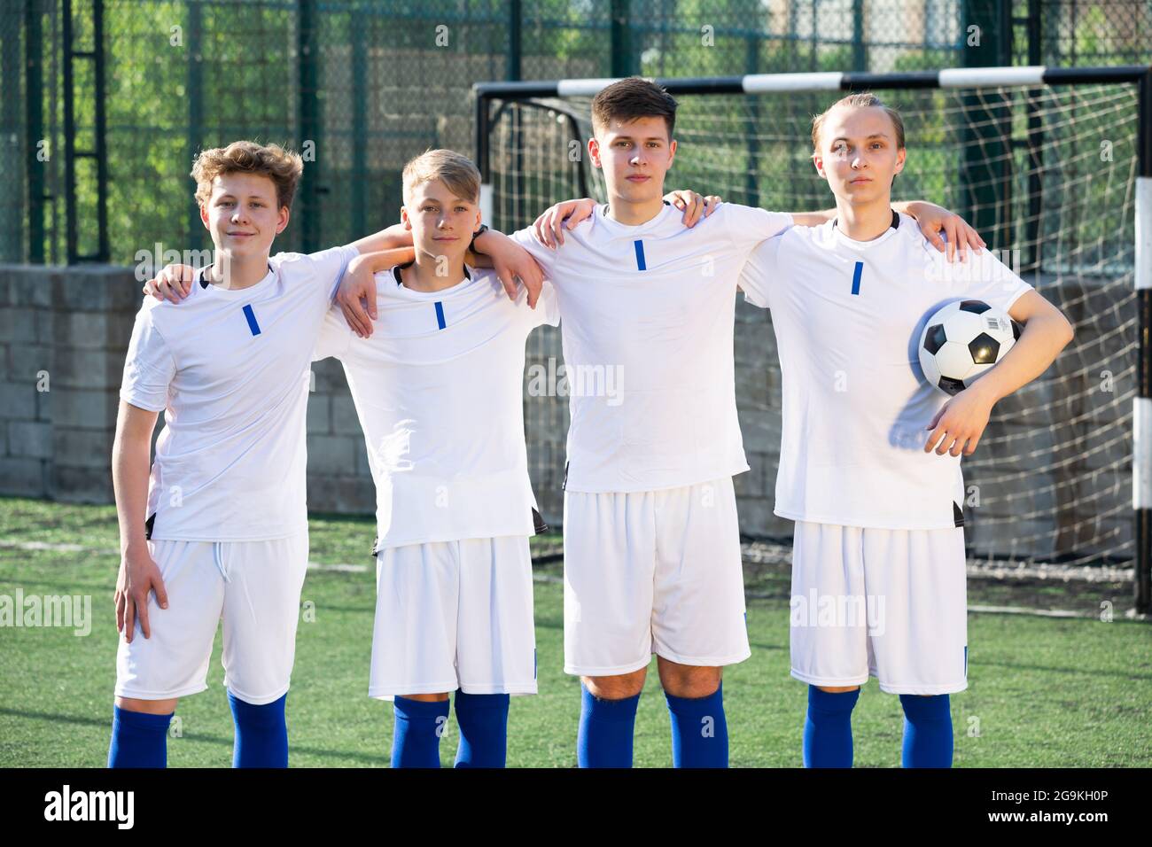 Porträt der männlichen High School Fußballmannschaft auf dem Feld Stockfoto