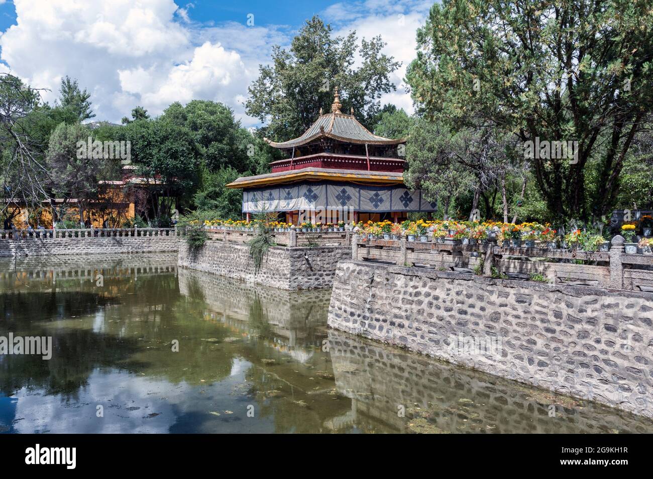Tsokyil Palast im Nobulingka Park, Lhasa, Tibet. Es liegt nordwestlich des Kelsang Palastes inmitten des Sees Stockfoto