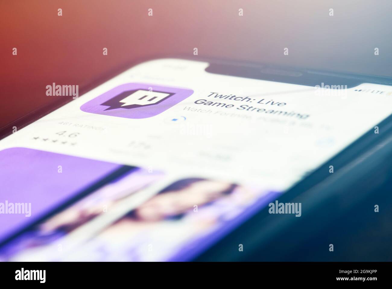 Taschkent, Usbekistan - 6. Juli 2021: Twitch-Anwendung im Apple AppStore geöffnet. Twitch-App wird auf das Smartphone heruntergeladen. Twitch-Anwendung wurde in geöffnet Stockfoto