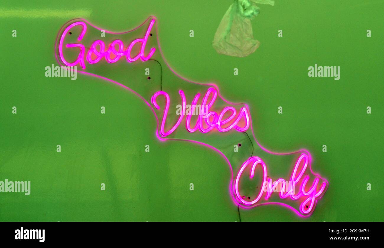 „nur gute Vibes“-Zeichen in violettem Text auf grünem Hintergrund in Manchester, England, Großbritannien, Stockfoto