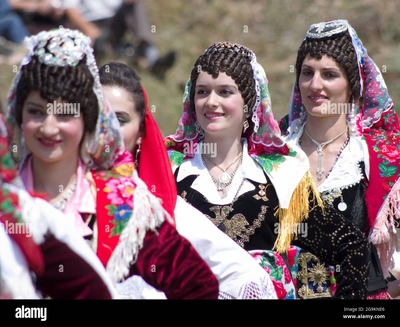 Lepushe, Albanien - 11. August 2012: Parade von einigen Konkurrenten zu 'Miss Mountain 2012' (Albanisch: Miss Bjeshka 2012), in der Mitte von Frame sieben Stockfoto