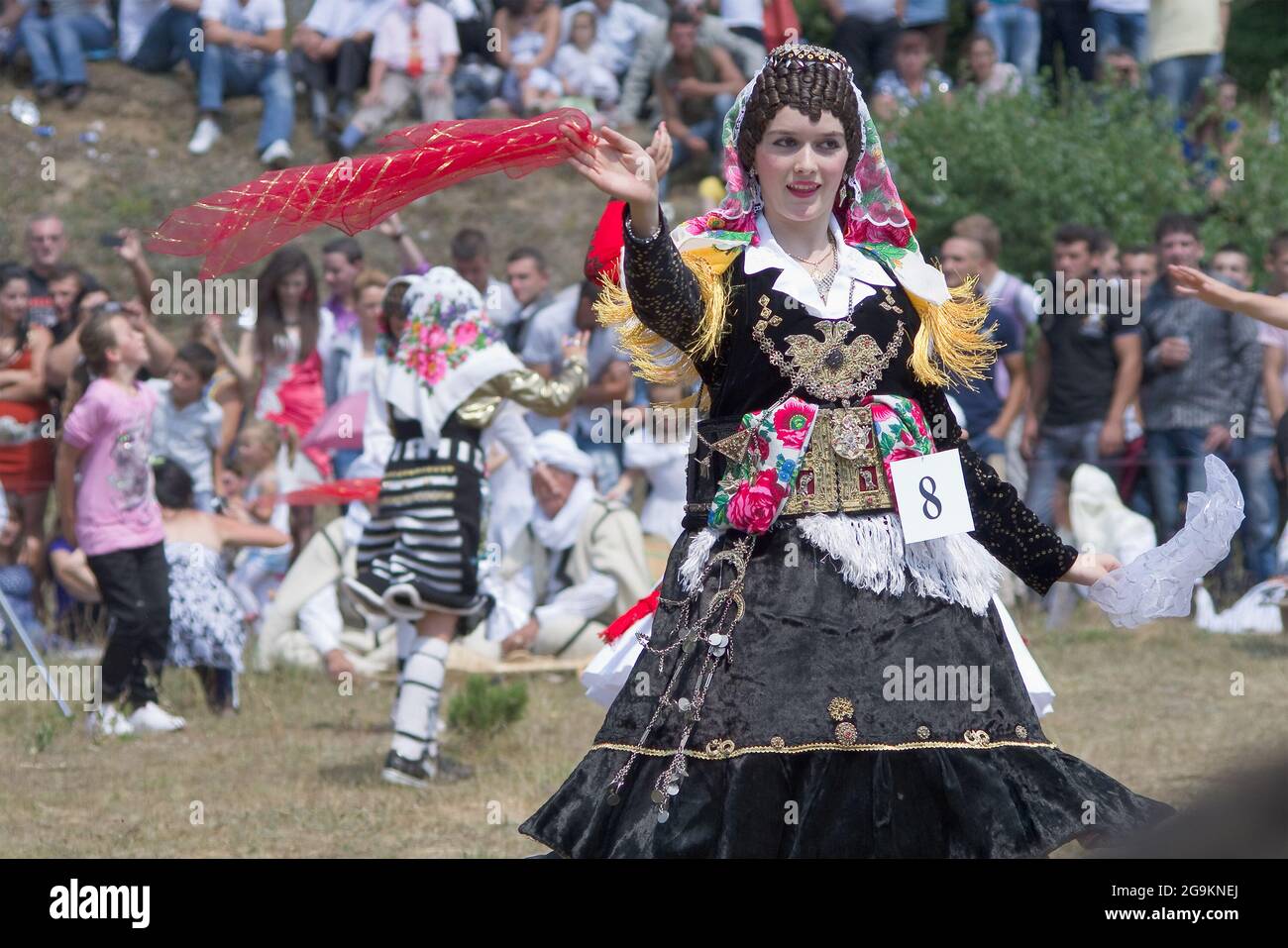 Lepushe, Albanien - 11. August 2012: Schönes Mädchen tanzt in traditioneller albanischer Kleidung und wird zum 'Miss Mountain 2012' gekrönt (Albanisch: Miss Stockfoto