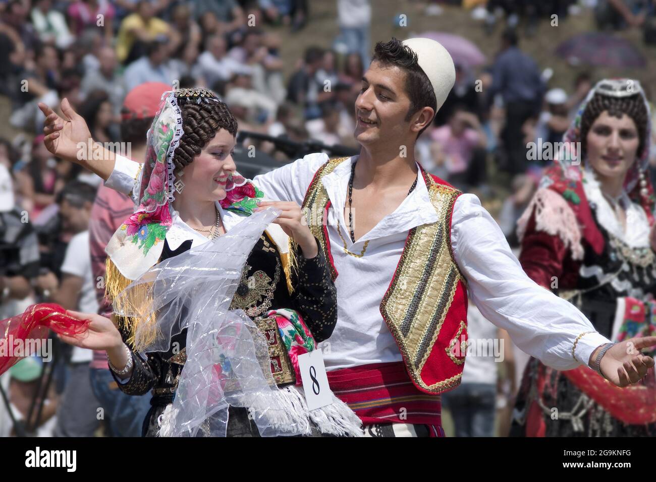Lepushe, Albanien - 11. August 2012: Ein junges Paar in traditioneller albanischer Kleidung tritt in einem Balztanz auf. Das schöne Mädchen ist Marsela Bujaj Stockfoto