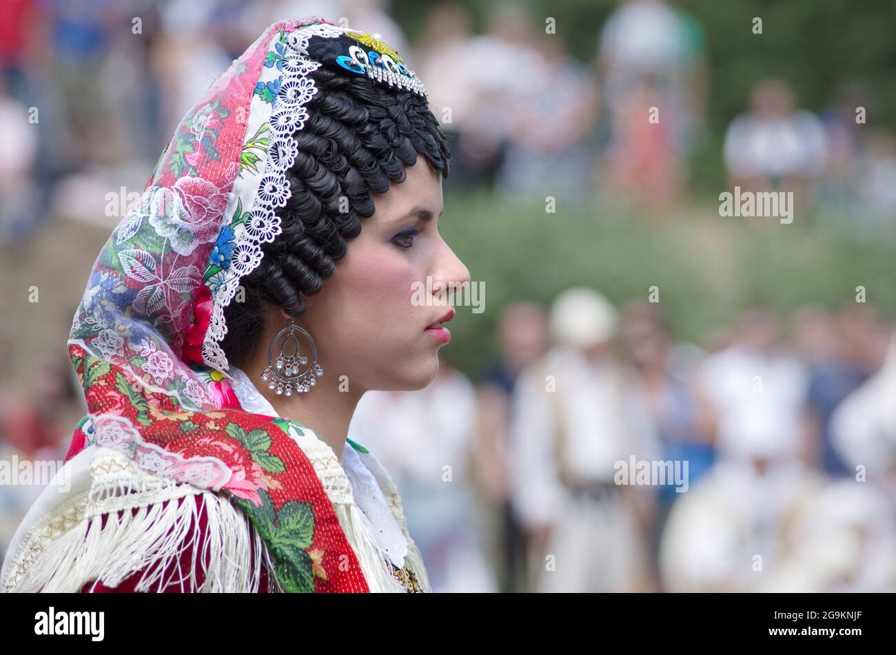 Lepushe, Albanien - 11. August 2012: Profilportrait eines Teilnehmers des Schönheitswettbewerbs 'Miss Mountain 2012' (Albanisch: Miss Bjeshka 2012), der tak Stockfoto