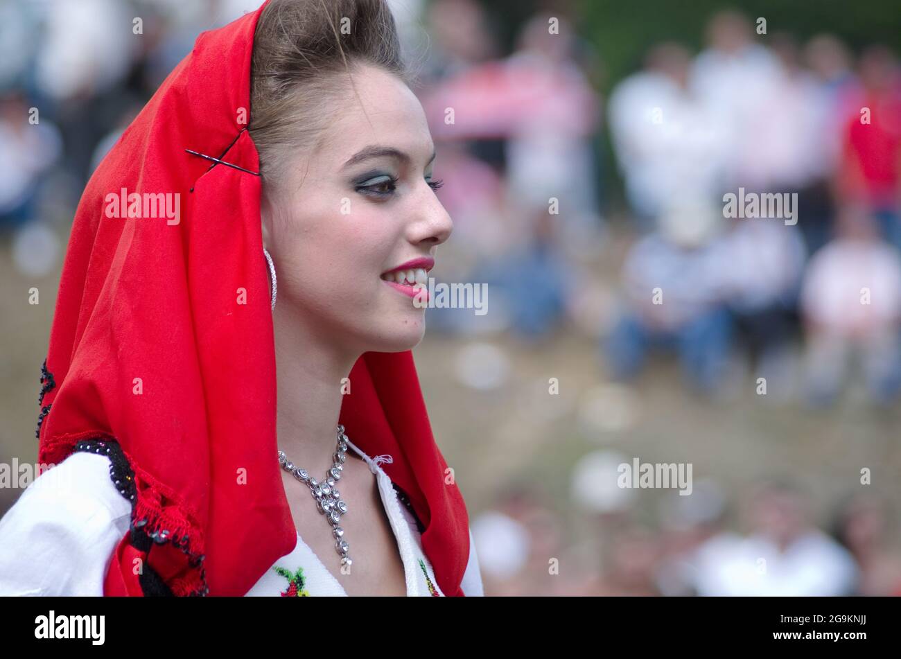 Lepushe, Albanien - 11. August 2012: Profilportrait des Teilnehmers beim Schönheitswettbewerb 'Miss Mountain 2012' (Albanisch: Miss Bjeshka 2012), der Stockfoto