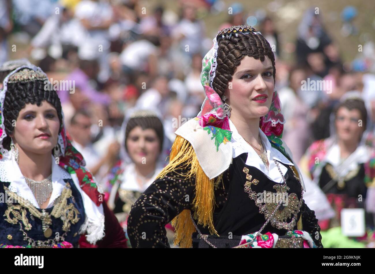 Lepushe, Albanien - 11. August 2012: Die siebzehn Jahre alte Marsela Bujaj, geboren in Tamare, wurde zur 'Miss Mountain 2012' gekrönt. „Miss Mountain“ nimmt PLA ein Stockfoto