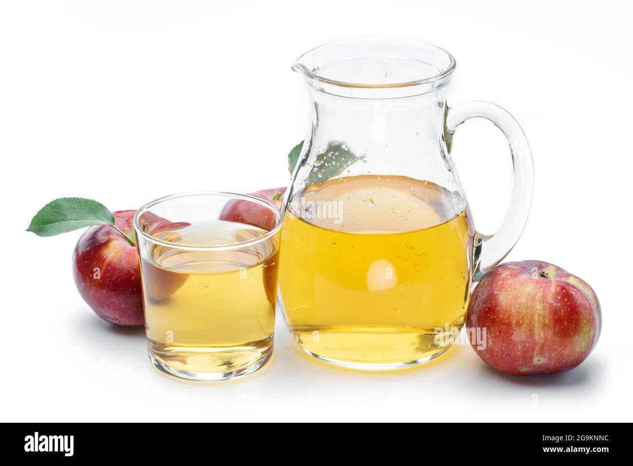 Glas und Karaffe aus frischem Apfelsaft und Bio-Äpfeln isoliert auf weißem Hintergrund. Stockfoto