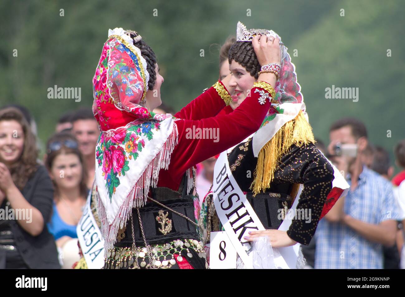 Lepushe, Albanien - 11. August 2012: Die siebzehn Jahre alte Marsela Bujaj, geboren in Tamare, als sie zur 'Miss Mountain 2012' gekrönt wurde. „Miss Mountain“ Stockfoto
