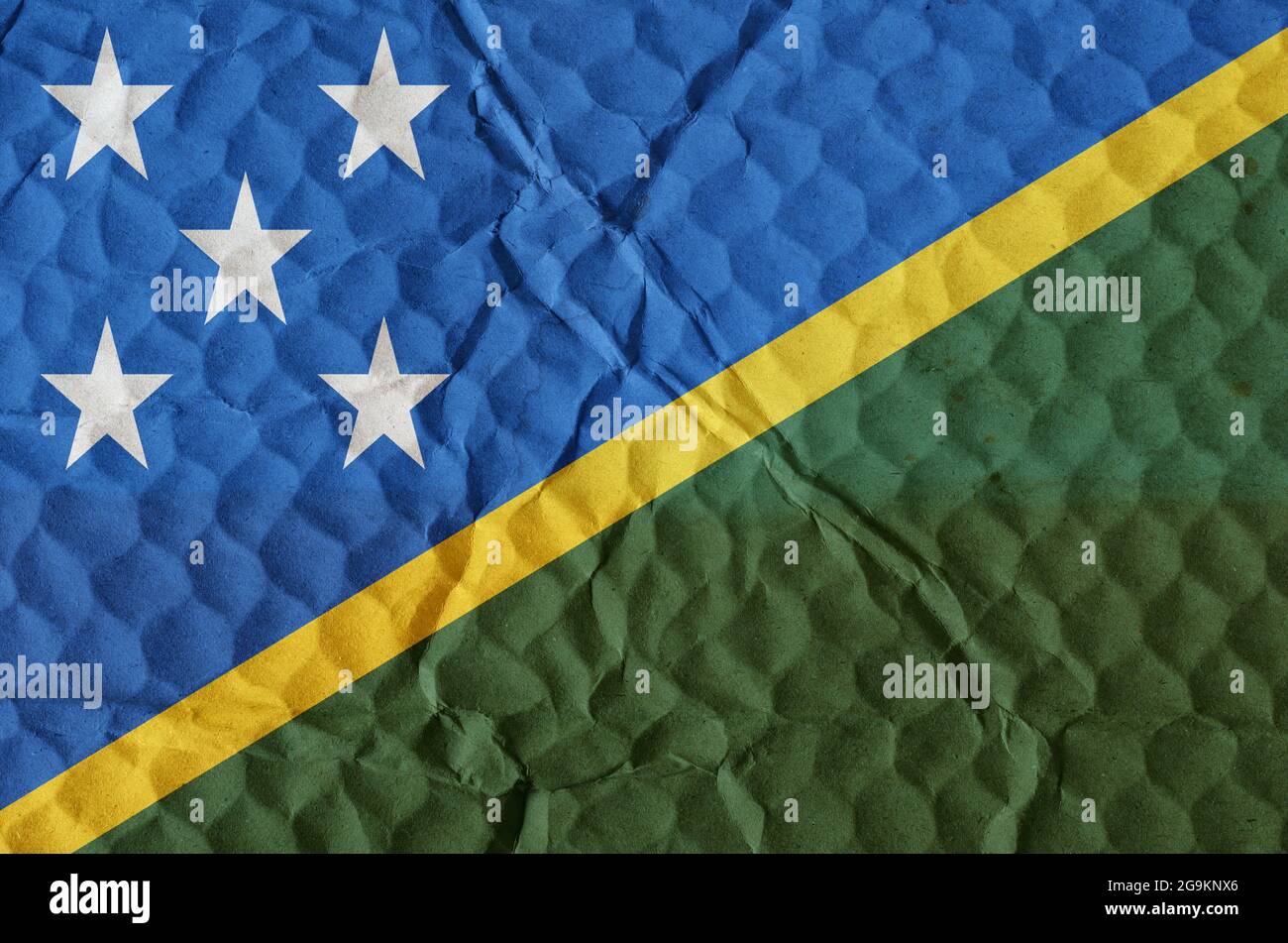 Grün-gelb-blaue Flagge mit weißen Sternen der Salomonen auf einer unebenen  strukturierten Oberfläche. Die Nationalflagge des Landes befindet sich auf  den Inseln i Stockfotografie - Alamy