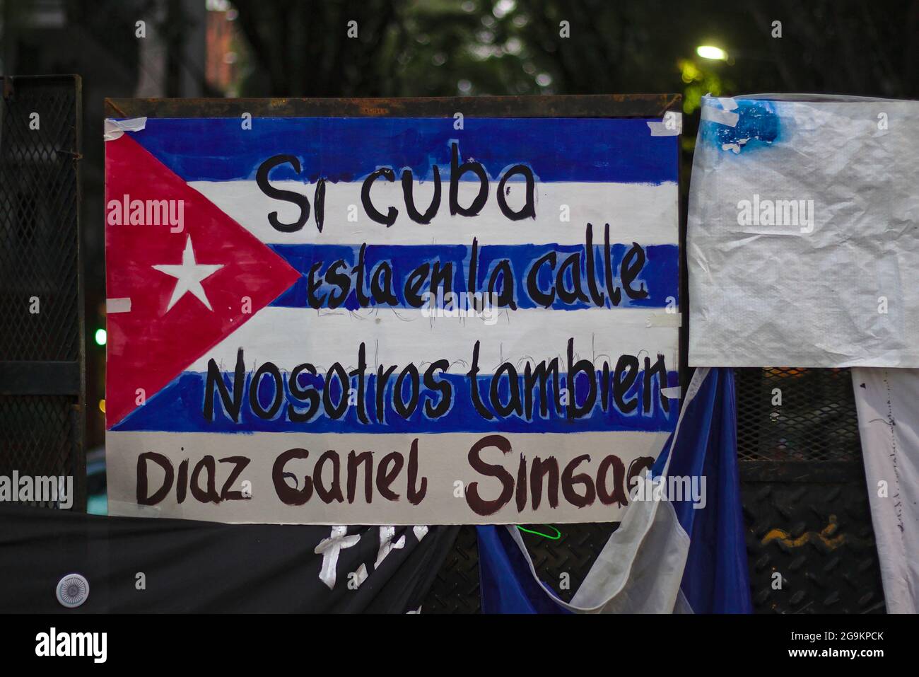 Argentinien. Juli 2021. Die kubanische Flagge schrieb: "Wenn Kuba auf der Straße ist, so sind wir es auch"VOR der kubanischen Botschaft in der Stadt Buenos Aires fand EINE neue Demonstration gegen das kubanische Regime statt. Sie bestand aus selbsteinberufenden Bürgern, sowohl Argentiniens gegen das Regime als auch aus kubanischen Exilanten. (Foto: Esteban Osorio/Pacific Press) Quelle: Pacific Press Media Production Corp./Alamy Live News Stockfoto