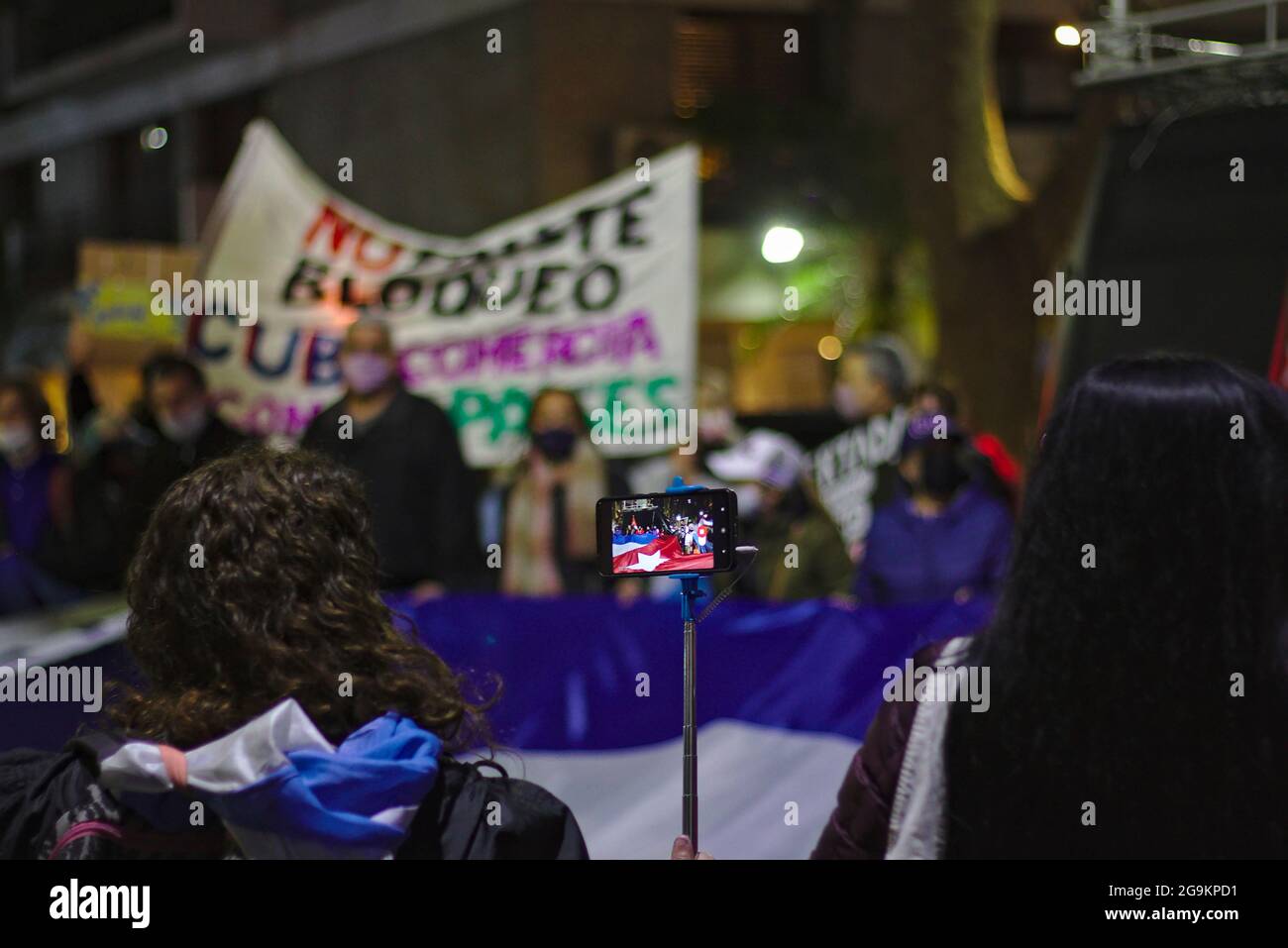 Argentinien. Juli 2021. Der Protestierende filmte den Protest.VOR der kubanischen Botschaft in der Stadt Buenos Aires fand EINE neue Demonstration gegen das kubanische Regime statt. Sie bestand aus selbsteinberufenden Bürgern, sowohl Argentiniens gegen das Regime als auch aus kubanischen Exilanten. (Foto: Esteban Osorio/Pacific Press) Quelle: Pacific Press Media Production Corp./Alamy Live News Stockfoto