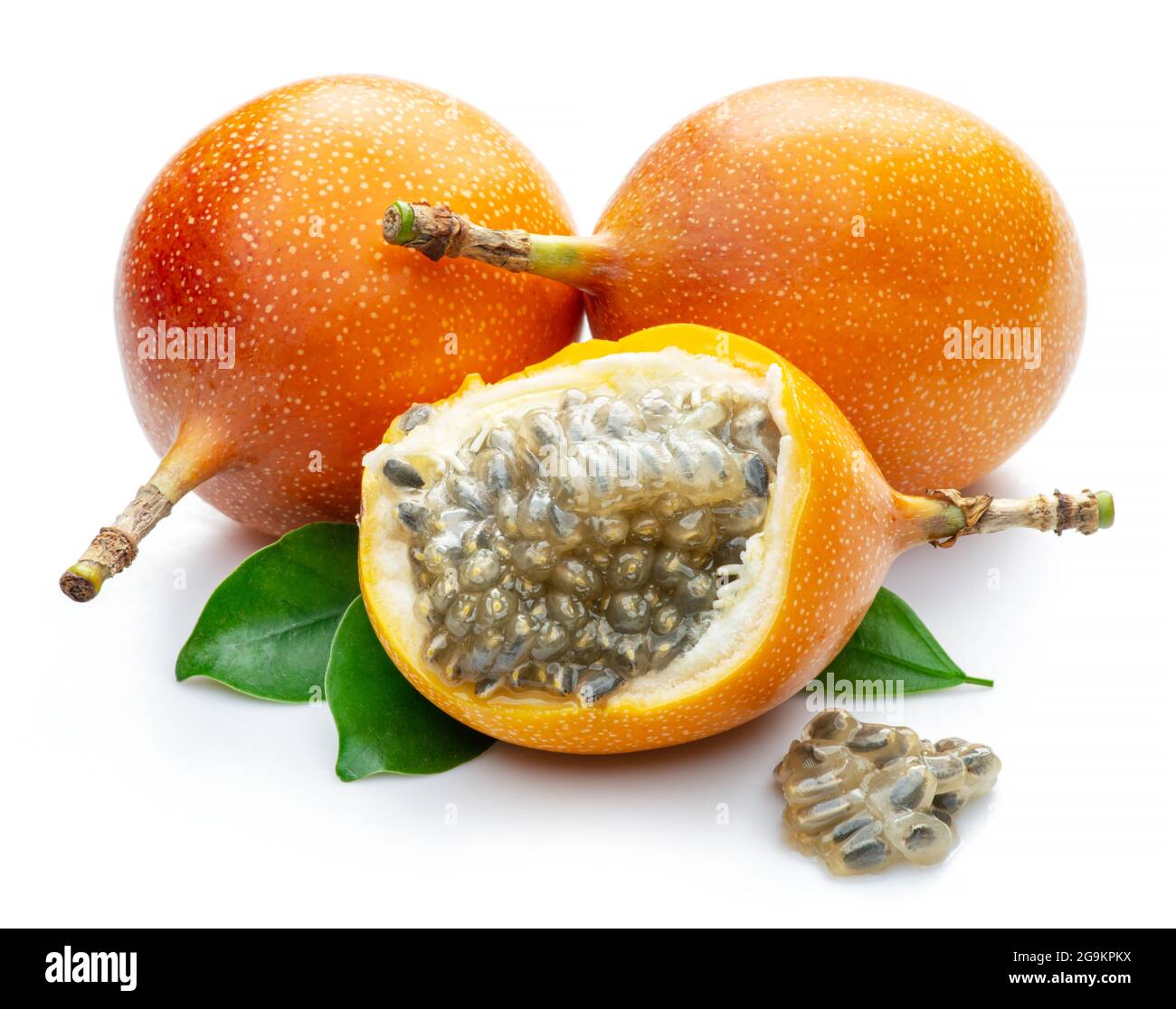 Granadilla mit Blättern und Passionsfrucht halb isoliert auf weißem Hintergrund. Stockfoto