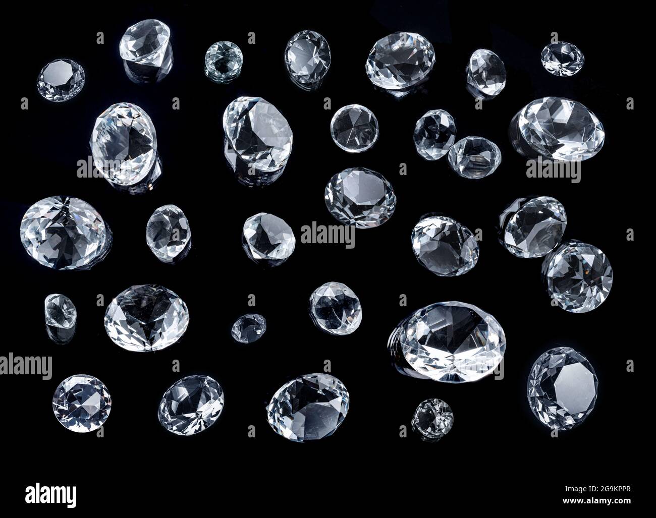 Große Edelsteine und kleine Edelsteine isoliert auf schwarzem Hintergrund. Stockfoto