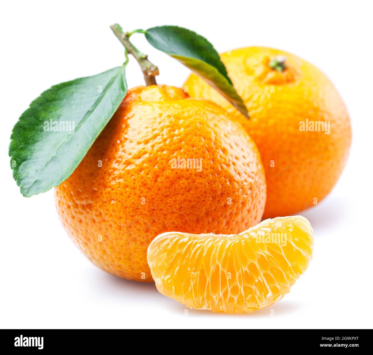 Reife Mandarinenfrüchte mit Scheiben und Mandarinenblättern isoliert auf weißem Hintergrund. Stockfoto